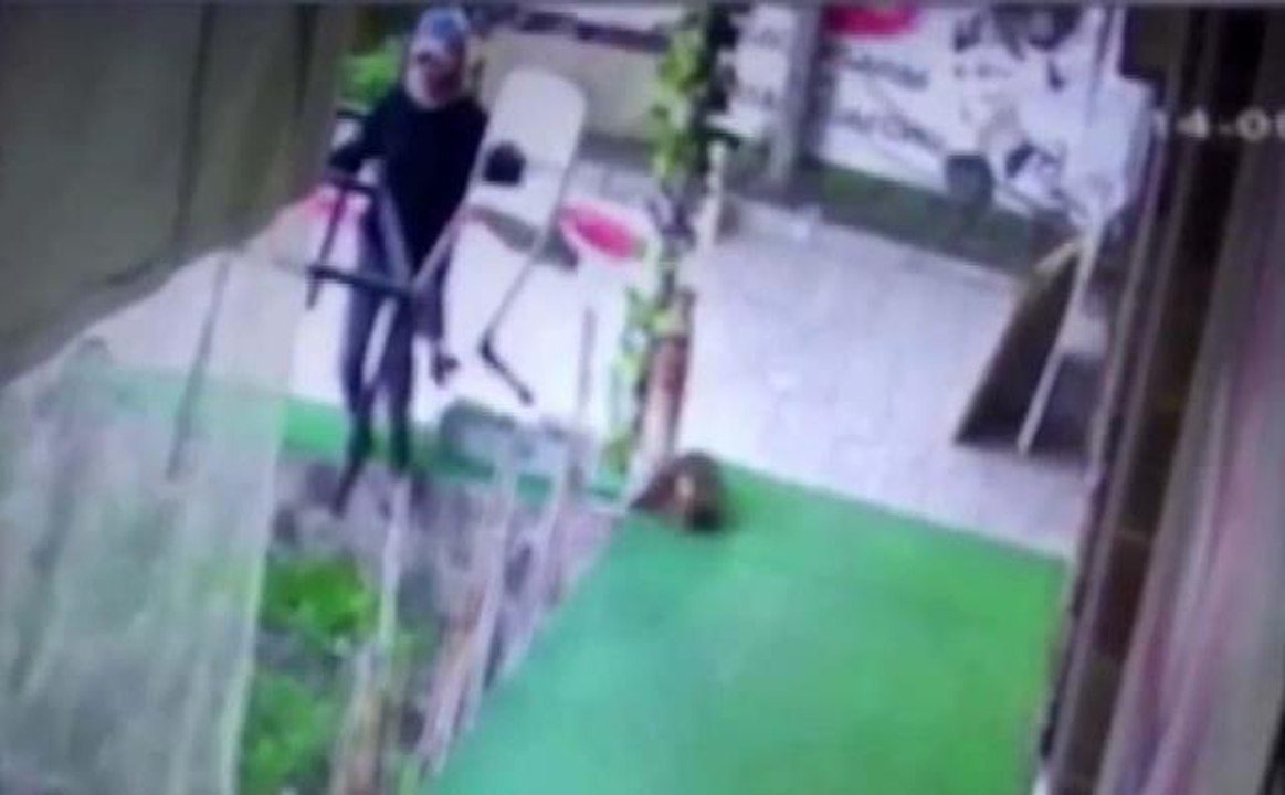 Kadın kılığına girip hırsızlık yaptı; o anlar kameraya yansıdı