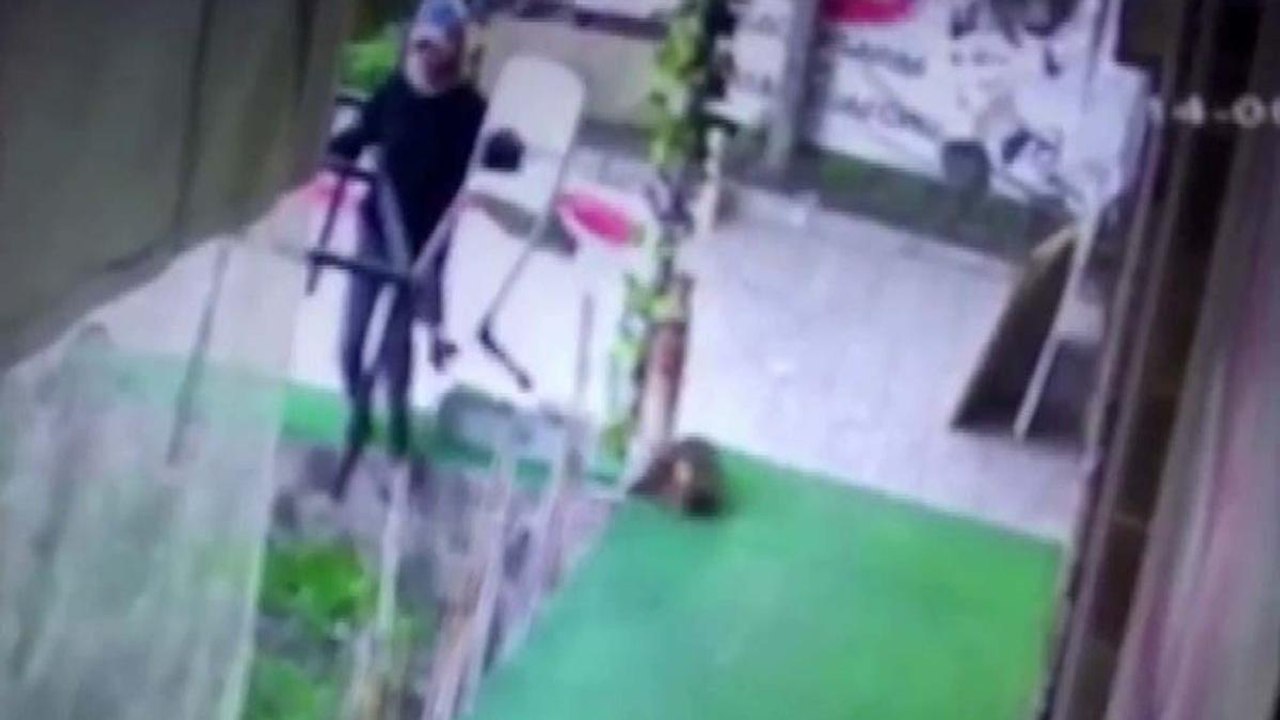 Kadın kılığına girip hırsızlık yaptı; o anlar kameraya yansıdı