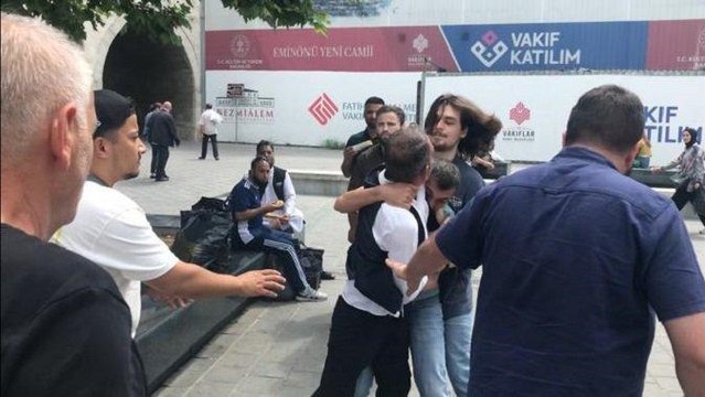 Seyyar satıcı kadını darp etti, vatandaş karşılığını verdi