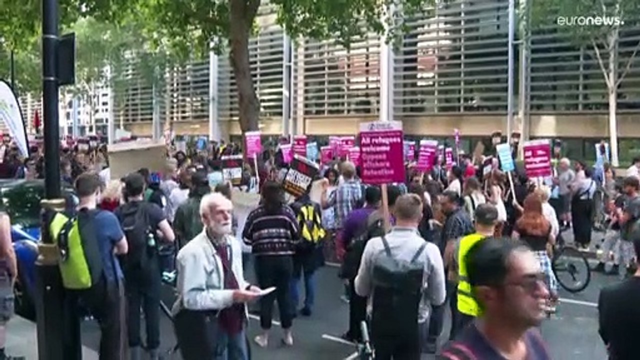 7 Migranten verlassen Flugzeug: Britischer Abschiebeflug nach Ruanda abgesagt