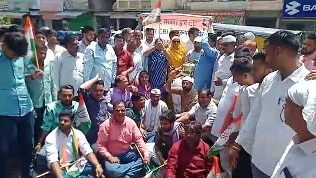 राहुल गांधी से पूछताछ के विरोध में कांग्रेस ने...