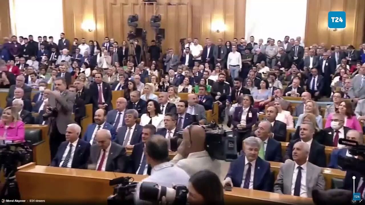 Akşener’in kürsüye çıkardığı öğrenci: KYK yurtlarında tarikatlar at koşturuyor