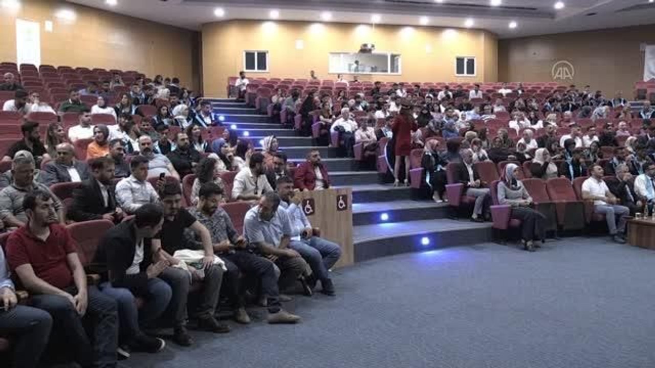 Yıllar sonra girdiği üniversiteden birincilikle mezun oldu