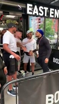 Julius Francis, ancien champion de boxe - ex adversaire de Mike Tyson - met K.O un relou devant un magasin