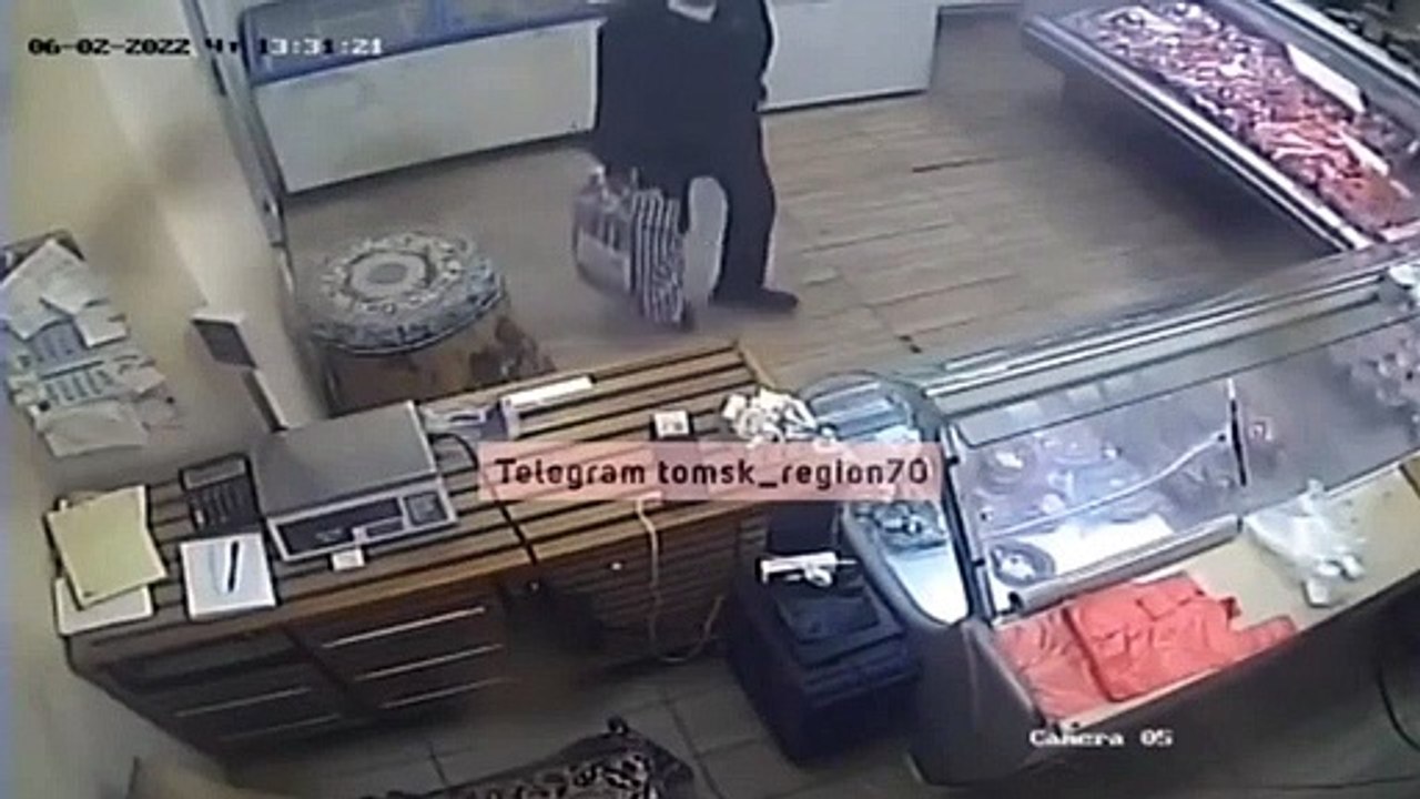 Un homme fait un braquage parfait dans une boucherie !