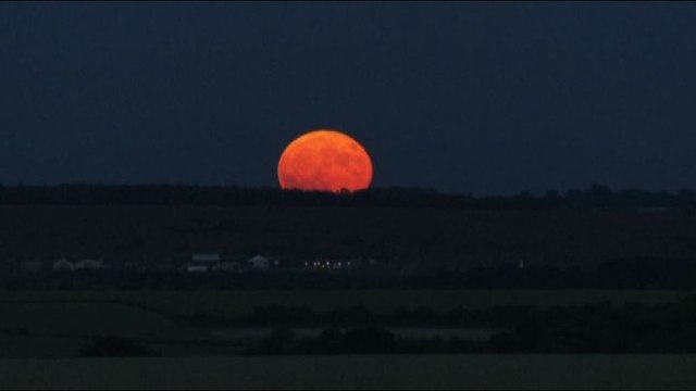 Lo spettacolo della super Luna di fragola nei cieli