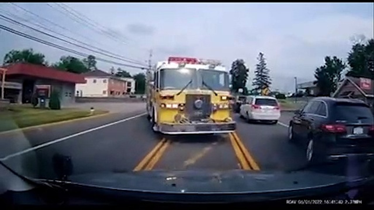 Un automobiliste idiot ne laisse pas la priorité aux pompiers et provoque un accident