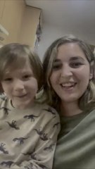 Una madre prepara una receta en casa con alimentos del huerto