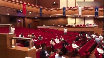 Download Video: İzmir Büyükşehir Belediyesinde arbede ‘Tunç Soyer elini cebimizden çek’