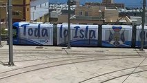 El Tranvía de Tenerife se desplaza 'vestido' de blanquiazul