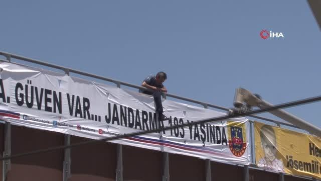 Polis üst geçitteki intihar girişimini son anda engelledi