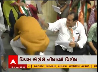 Jamnagar : રખડતા ઢોર મુદ્દે વિરોધ કરી રહેલા કોંગ્રેસના નેતા 'આખલો' બની કમિશનરની ઓફિસમાં ઘૂસી ગયા, જુઓ વીડિયો