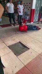 Homem é gravado em surto psicótico