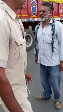 Protest of Challan : ट्रक का चालान बनाया तो एसआइ का घेराव, गार्डों को पीटा
