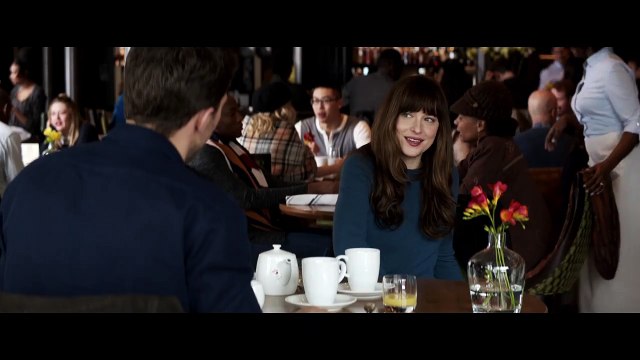 La bande-annonce vidéo de Cinquante nuances plus sombres (Fifty Shades Darker), le deuxième volet de Cinquate nuances de Grey (Fifty Shades of Grey). Dakota Johnson confie que tourner des scènes de sexe avec Jamie Dornan était... ennuyeux.