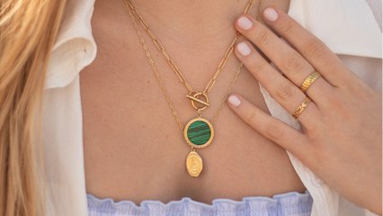 Deux ans plus tard, elle se rend compte que son collier contient quelque chose