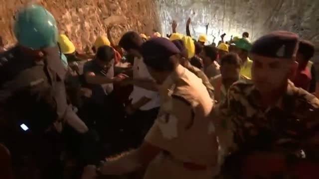 Más de 100 horas de operativo para rescatar un niño atrapado en un pozo en India
