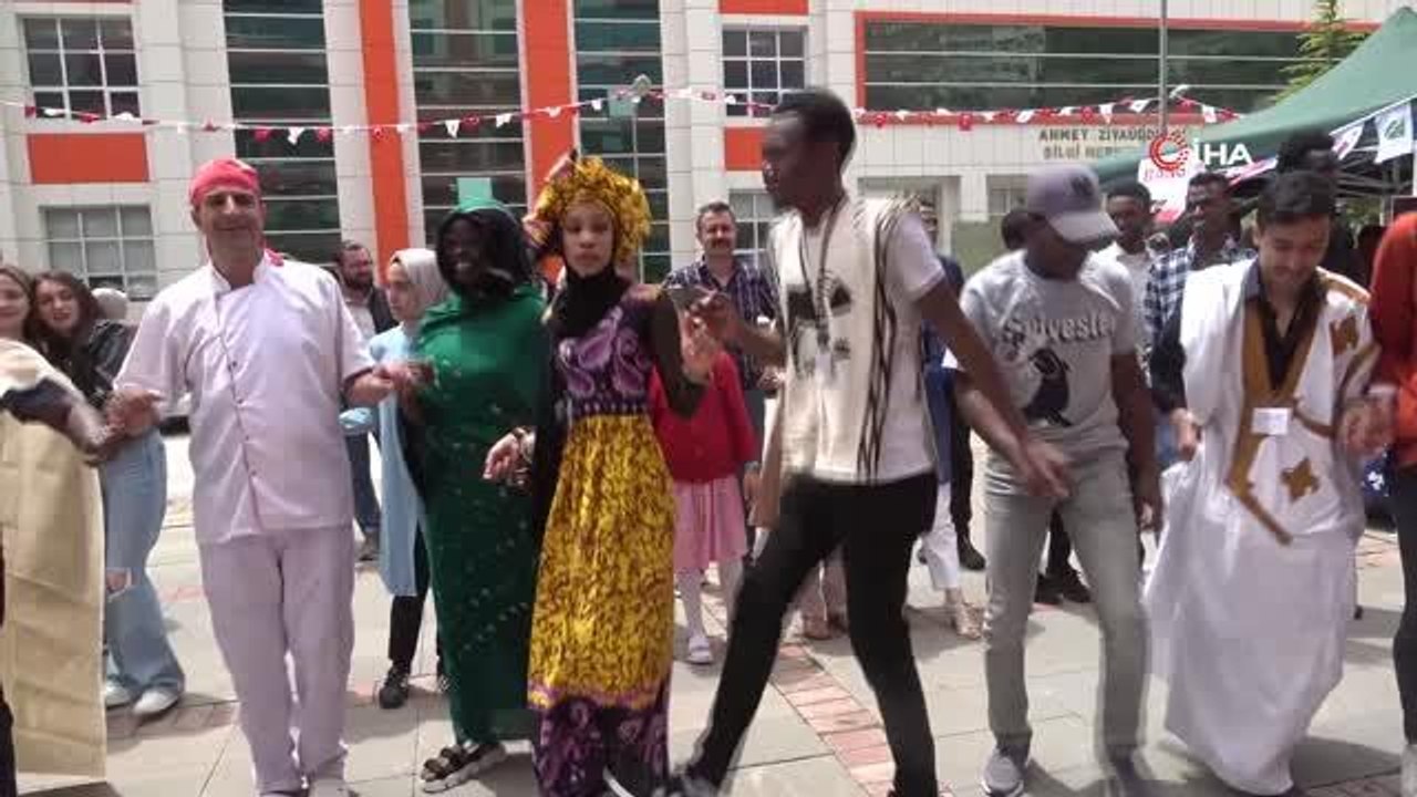 Gümüşhane'deki Afrikalı öğrenciler yerel kıyafetleriyle horon oynadı