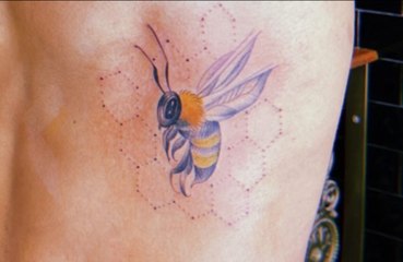 Clevinho Santana eterniza Paulinha Abelha em forma de tatuagem