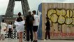 À Paris, la déception des touristes devant les monuments en travaux qui «gâchent» leurs selfies