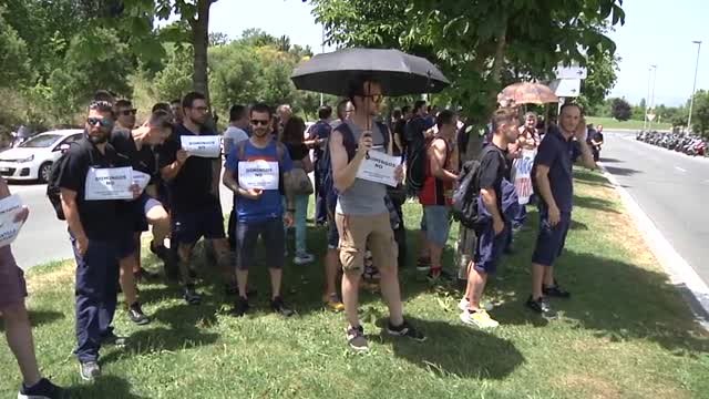 Los trabajadores de Mercedes en Vitoria exigen un convenio que regularice la conciliación familiar