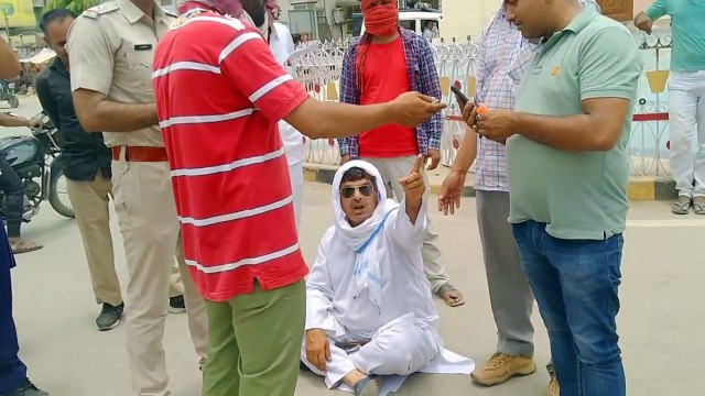 नगर परिषद में कार्य नहीं होने पर फूटा गुस्सा, धरने पर बैठा पार्षद पति