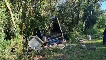 Caminhão tomba na BR-277 e carga é parcialmente saqueada por indígenas em Nova Laranjeiras
