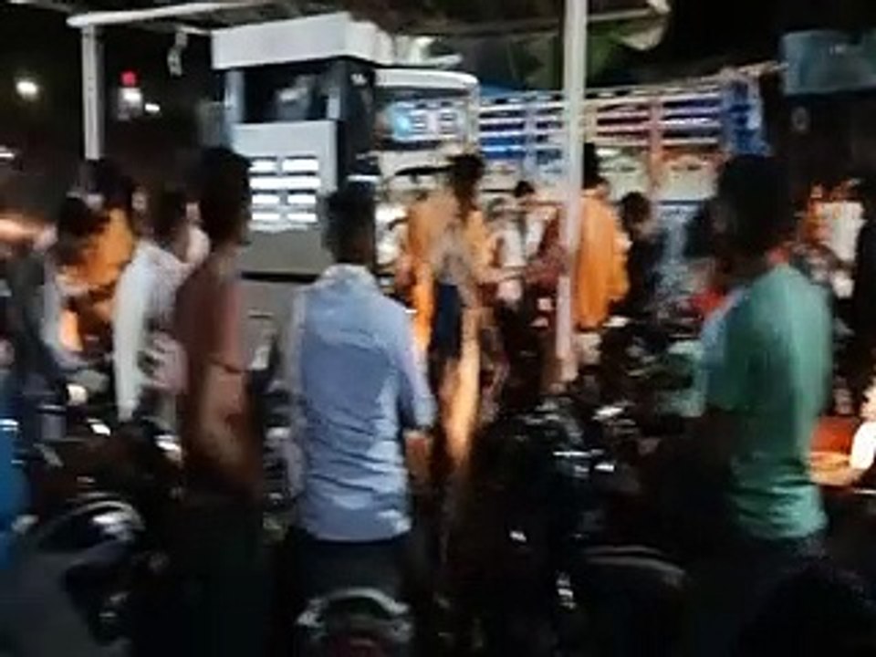 petrol pump: पेट्रोल पम्प पर आखिर क्यों लग गई लोगों की भीड़...पढ़े यह खबर-video