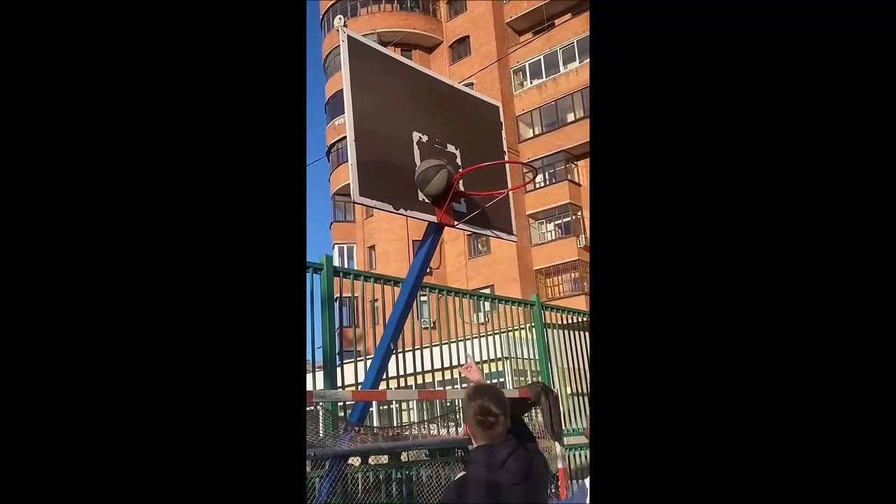 Il tente de décoincer le ballon avec sa chaussure... pas très concluant