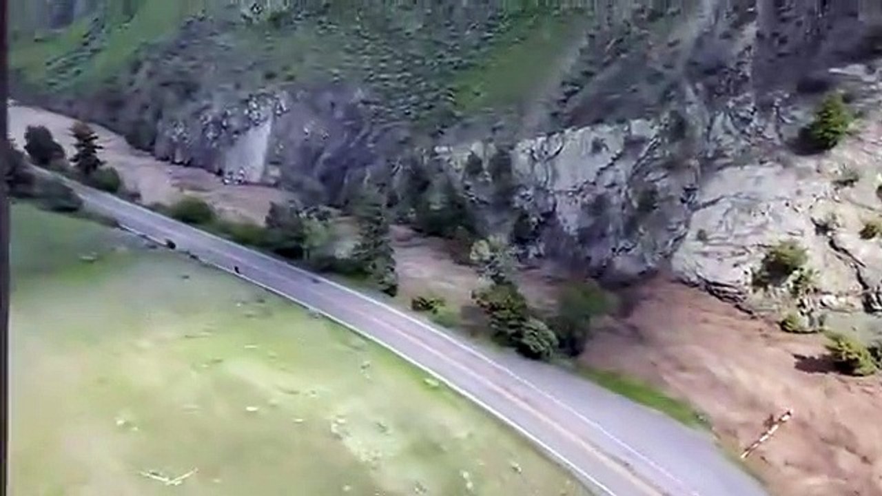 Une route entièrement détruite par les inondation dans le parc du Yellowstone