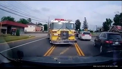 Un débile ne laisse pas la priorité aux pompiers