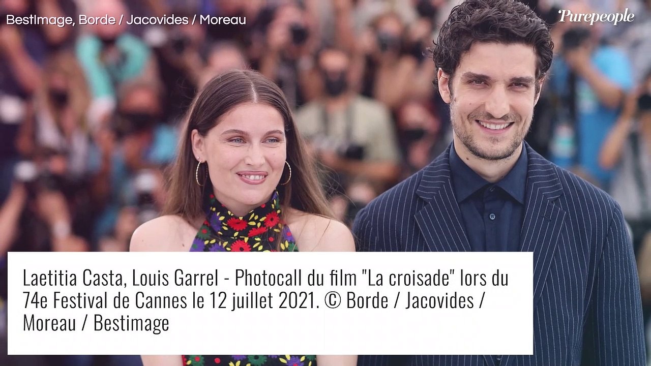 Laetitia Casta topless : jupe en cuir rouge et poses sensuelles, à 44 ans, elle fait le show