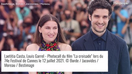 Laetitia Casta topless : jupe en cuir rouge et poses sensuelles, à 44 ans, elle fait le show