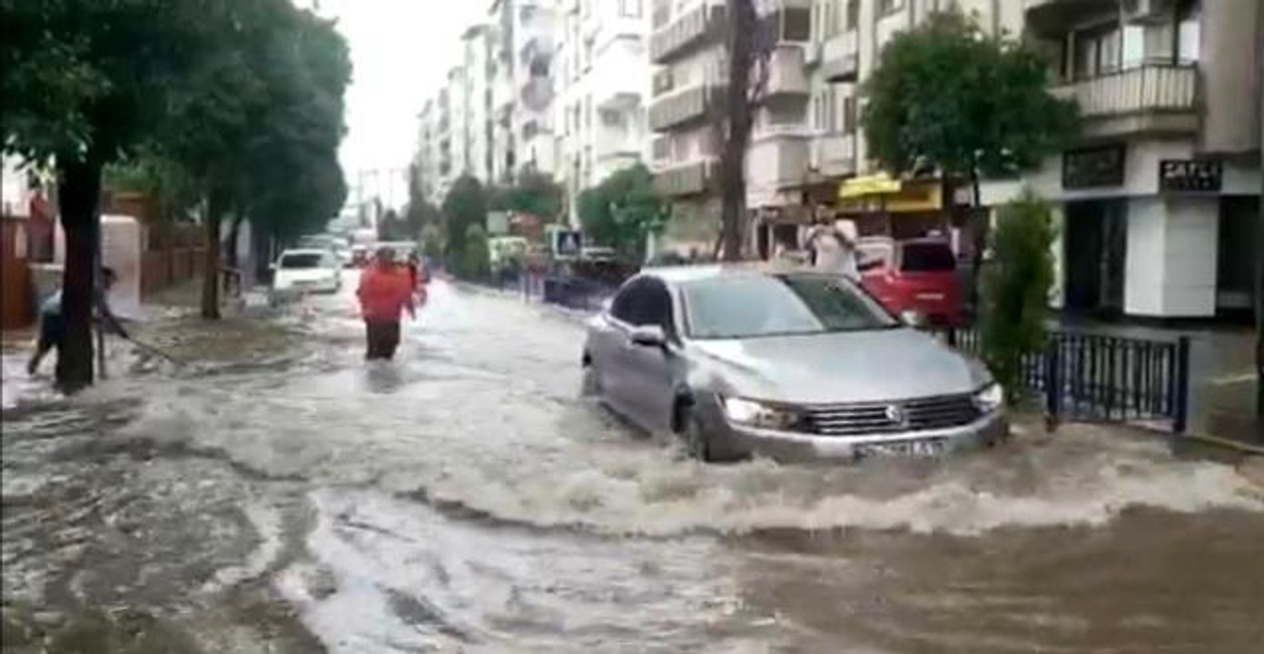 Nazilli'de sağanak yağış sokakları dereye çevirdi