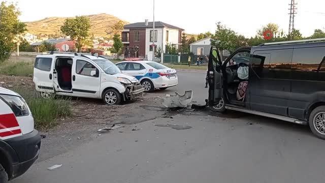 İki araç kafa kafaya çarpıştı: 6 yaralı