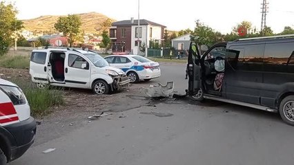 İki araç kafa kafaya çarpıştı: 6 yaralı