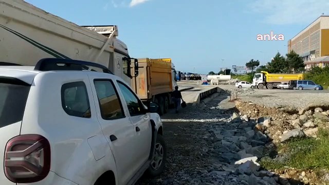 Cengiz İnşaat'ın Eskencidere'deki taş ocağında çalışan kamyoncular kontak kapattı