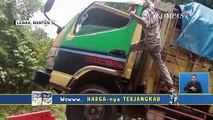 Tak Kuat Menanjak, Truk Sembako Nyaris Terguling di Lebak Banten
