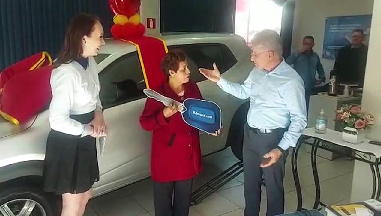 BônusCred entrega Renault Kwid 0km para ganhadora do sorteio de 25 anos da empresa