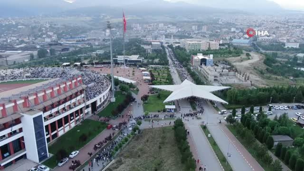 Başak Cengiz Mimarlık Fakültesi yeni ismiyle ilk mezunlarını verdi