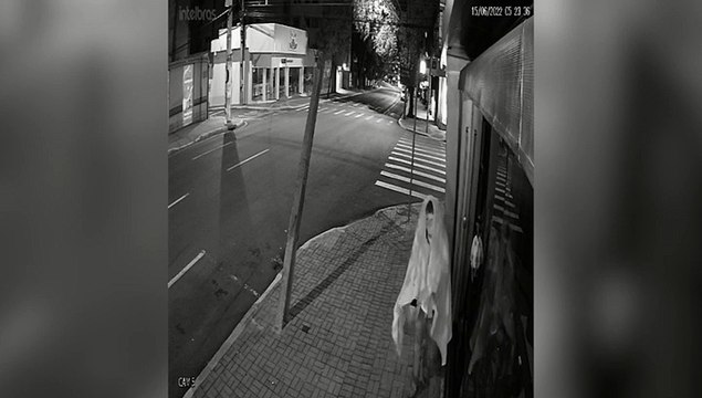 Indivíduo é flagrado por câmeras de segurança tentando furtar loja no Centro