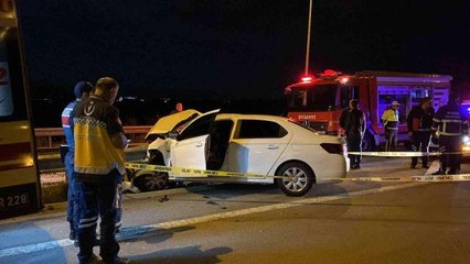Ankara-Niğde Otoyolu'nda bariyerlere çarpan otomobildeki 2 kişi öldü