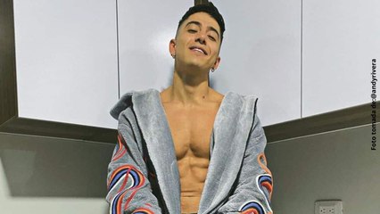 Andy Rivera presumió su marcado abdomen a bordo de un avión