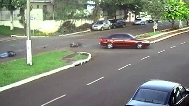 Motociclista sofre fratura em perna após forte colisão na Avenida Paraná em Corbélia