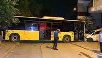 Sancaktepe'de ehliyetsiz görevli yıkamak için aldığı İETT otobüsüyle sokağa daldı: Bir otomobil hurdaya döndü