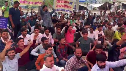 बेरोजगार युवाओं का महापड़ाव जारी, सरकार को दिया एक दिन का अल्टीमेटम