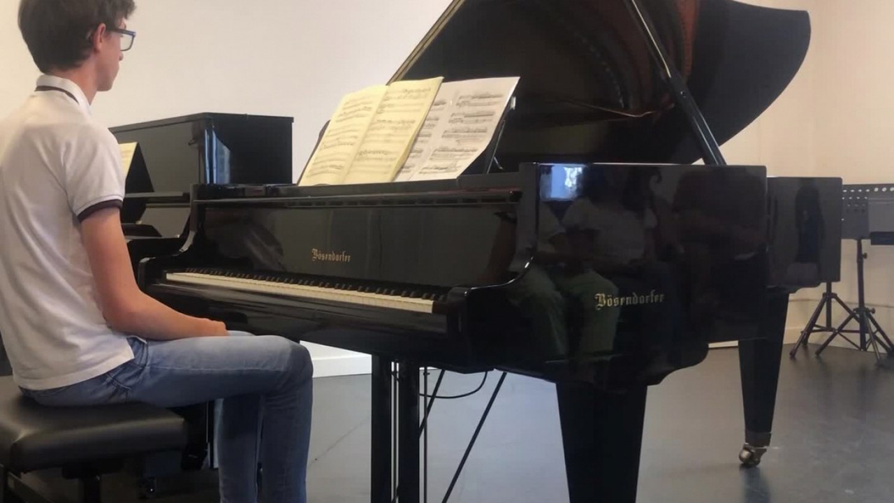 Yan Bossy, Piano - Haydn Concerto Second Mvt