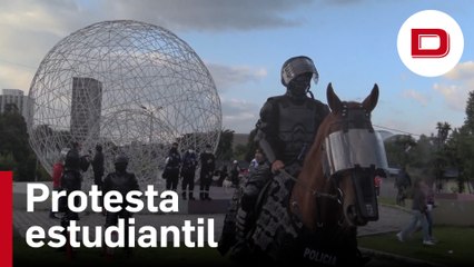 La protesta estudiantil en Quito concluye con una nube de gas lacrimógeno