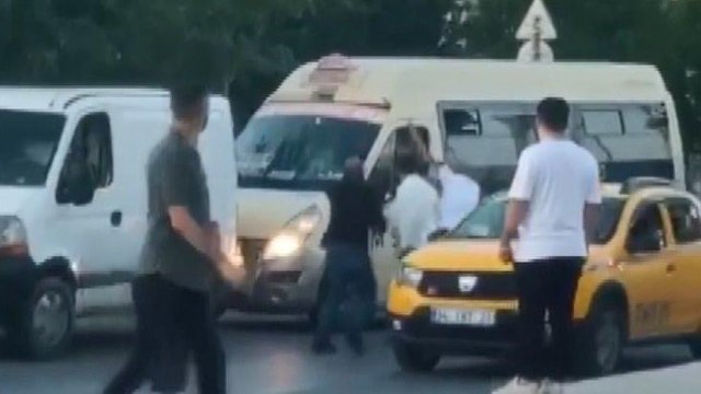 Küçükçekmece'de sürücülerin yol verme kavgası