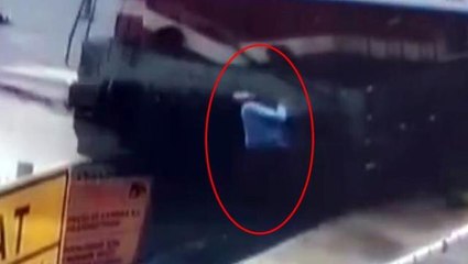 Yük treninin vatandaşa çarptığı feci kaza saniye saniye kameralara yansıdı